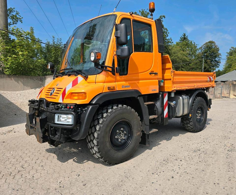 Unimog 405/10 U300 Bluetec 4 Automatik EAS Mercedes-Benz U 300 UGE UGN mit Kipperpritsche - Vozidlo pro zimní údržbu: obrázek 1 Unimog 405/10 U300 Bluetec 4 Automatik EAS Mercedes-Benz U 300 UGE UGN mit Kipperpritsche - Vozidlo pro zimní údržbu: obrázek 1