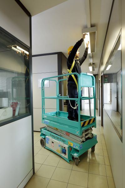 IMER GROUP Easy UP 5 Nowy Mini podnośnik nożycowy - Nůžková plošina: obrázek 2 IMER GROUP Easy UP 5 Nowy Mini podnośnik nożycowy - Nůžková plošina: obrázek 2