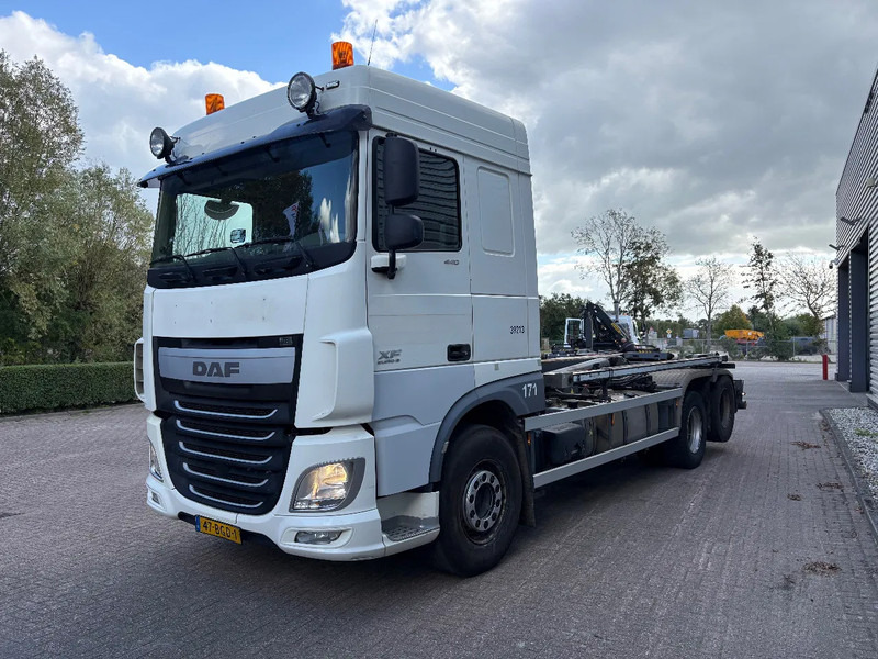 DAF XF 440 6x2 / VDL 21 TON / AFNET SYSTEEM / DUBBELLUCHT SLEPER / APK - TUV JUNI 2026 / - Hákový nosič kontejnerů: obrázek 2 DAF XF 440 6x2 / VDL 21 TON / AFNET SYSTEEM / DUBBELLUCHT SLEPER / APK - TUV JUNI 2026 / - Hákový nosič kontejnerů: obrázek 2