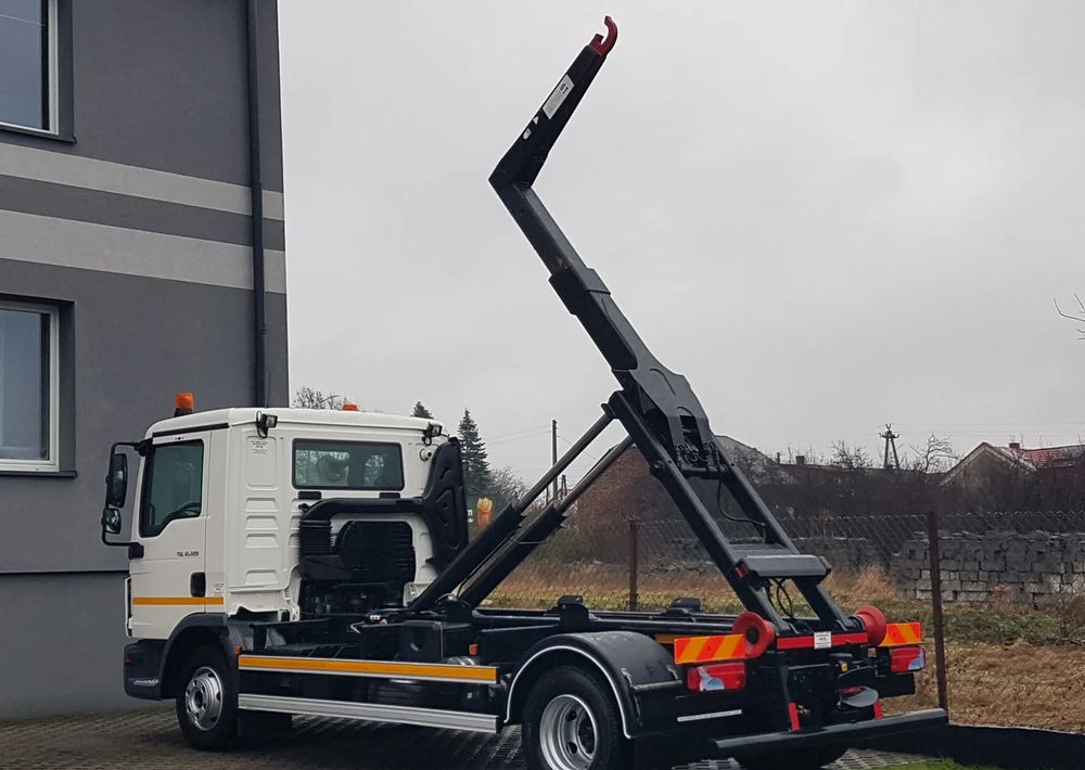 MAN TGL 12.220 HAKOWIEC 4x2 KLIMA DO KONTENERÓW MANUAL - Hákový nosič kontejnerů: obrázek 3 MAN TGL 12.220 HAKOWIEC 4x2 KLIMA DO KONTENERÓW MANUAL - Hákový nosič kontejnerů: obrázek 3