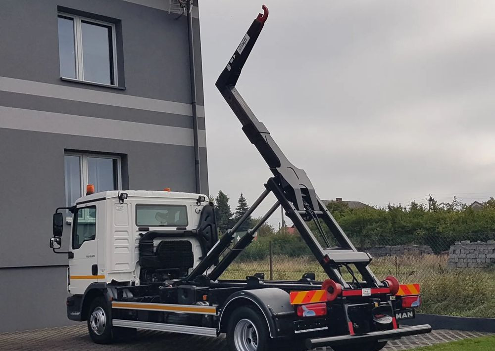 MAN TGL 12.220 HAKOWIEC 4x2 KLIMA - Hákový nosič kontejnerů: obrázek 3 MAN TGL 12.220 HAKOWIEC 4x2 KLIMA - Hákový nosič kontejnerů: obrázek 3