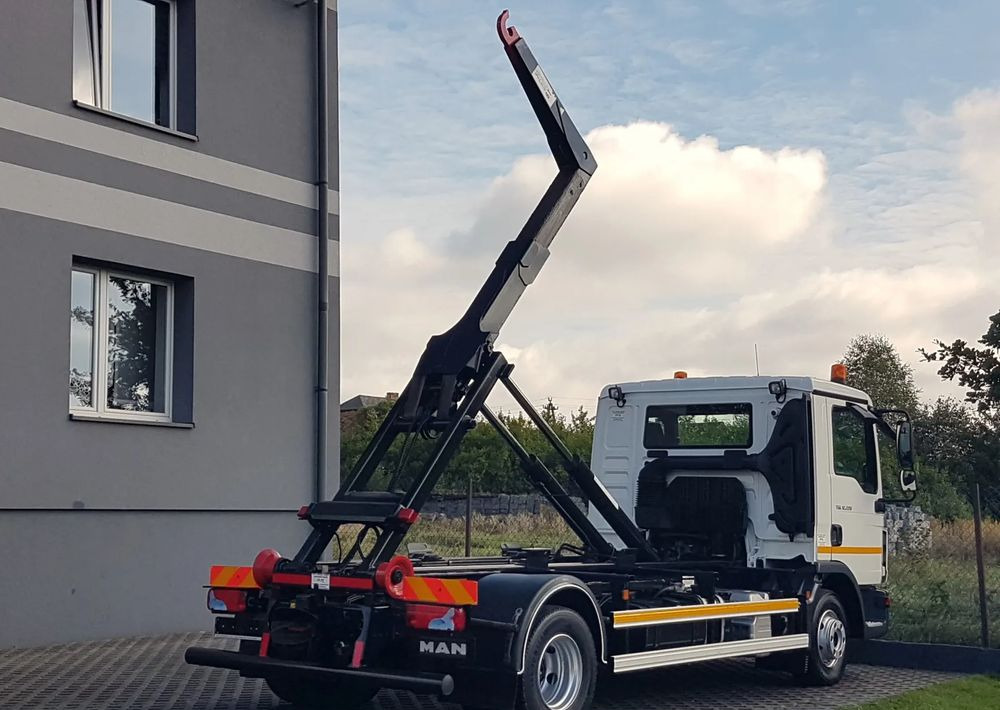 MAN TGL 12.220 HAKOWIEC 4x2 KLIMA - Hákový nosič kontejnerů: obrázek 4 MAN TGL 12.220 HAKOWIEC 4x2 KLIMA - Hákový nosič kontejnerů: obrázek 4