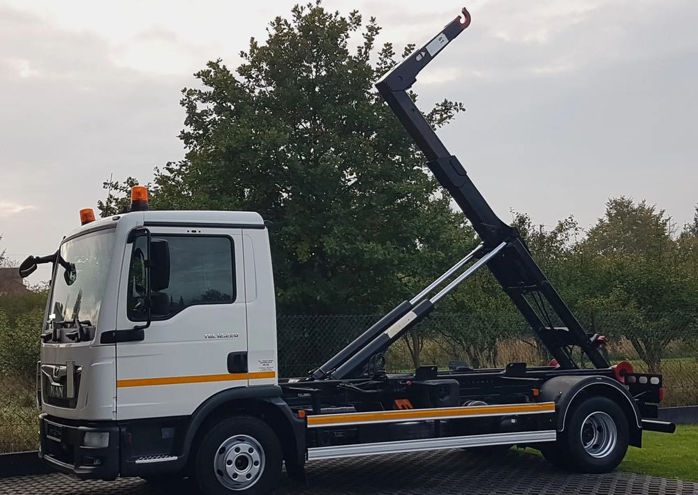 MAN TGL 12.220 HAKOWIEC 4x2 KLIMA - Hákový nosič kontejnerů: obrázek 2 MAN TGL 12.220 HAKOWIEC 4x2 KLIMA - Hákový nosič kontejnerů: obrázek 2