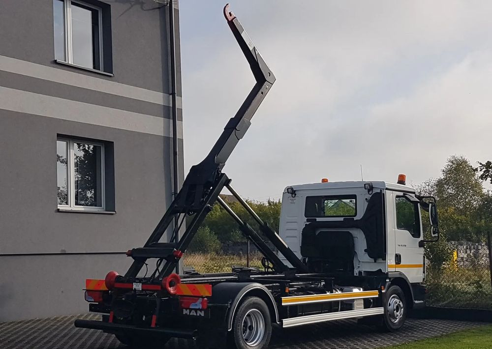 MAN TGL 12.220 HAKOWIEC 4x2 KLIMA - Hákový nosič kontejnerů: obrázek 4 MAN TGL 12.220 HAKOWIEC 4x2 KLIMA - Hákový nosič kontejnerů: obrázek 4