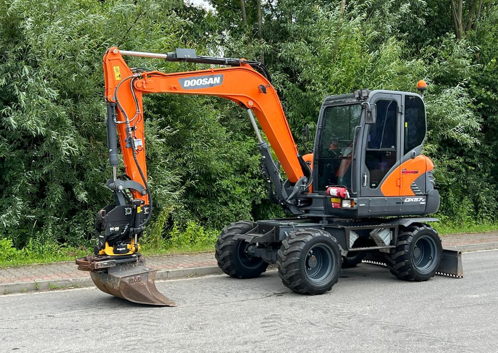 Doosan DOOSAN DX57W *ROTOTILT* 2200 Motogodzin * Jak Nowa * Sprowadzona * Stan Perfekcyjny - Kolesové rýpadlo: obrázek 1 Doosan DOOSAN DX57W *ROTOTILT* 2200 Motogodzin * Jak Nowa * Sprowadzona * Stan Perfekcyjny - Kolesové rýpadlo: obrázek 1