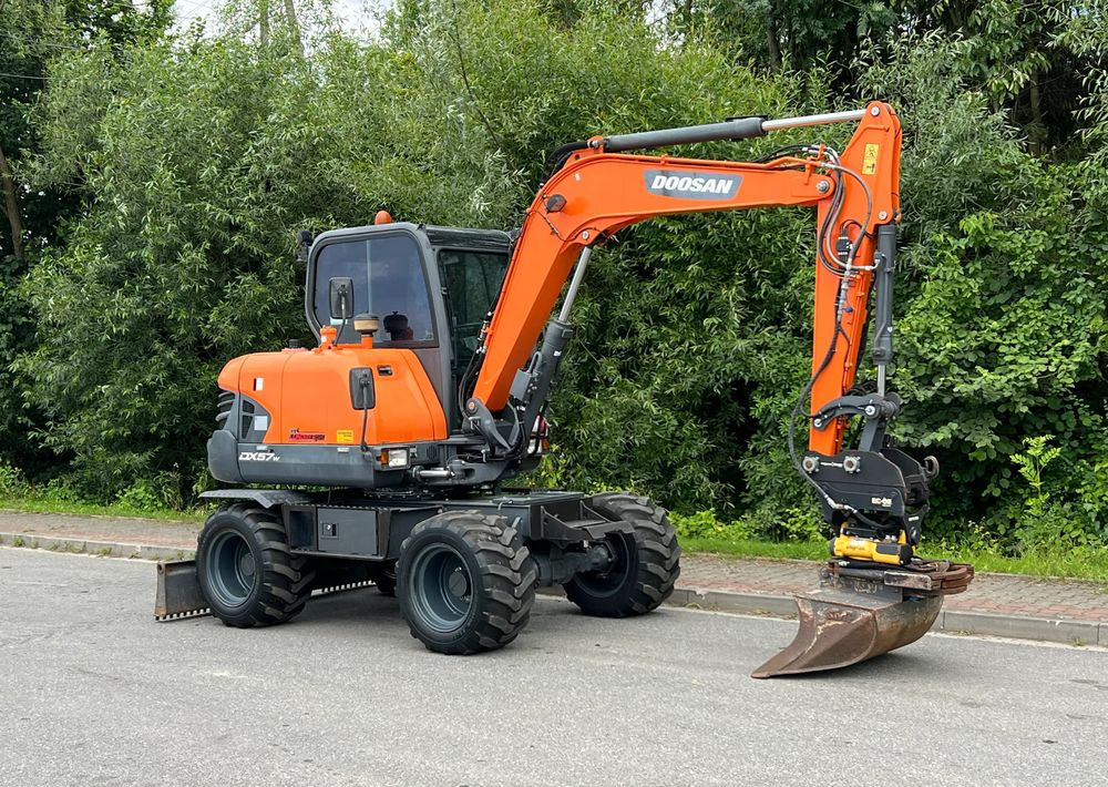 Doosan DOOSAN DX57W *ROTOTILT* 2200 Motogodzin * Jak Nowa * Sprowadzona * Stan Perfekcyjny - Kolesové rýpadlo: obrázek 2 Doosan DOOSAN DX57W *ROTOTILT* 2200 Motogodzin * Jak Nowa * Sprowadzona * Stan Perfekcyjny - Kolesové rýpadlo: obrázek 2