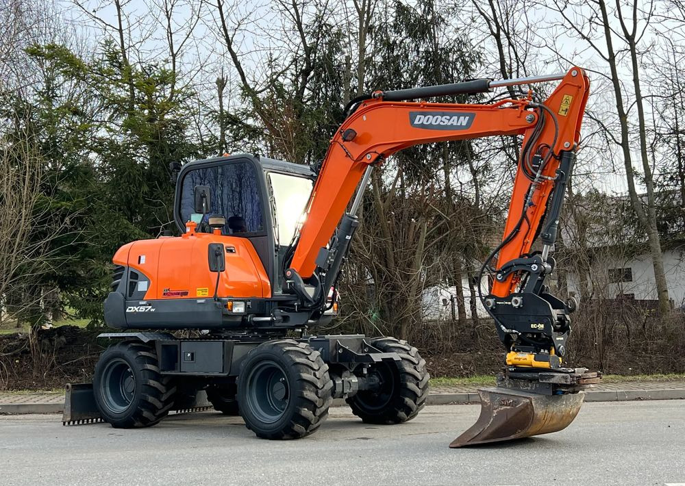 Doosan DOOSAN DX57W *ROTOTILT* 2200 Motogodzin * Jak Nowa * Sprowadzona * Stan Perfekcyjny - Kolesové rýpadlo: obrázek 2 Doosan DOOSAN DX57W *ROTOTILT* 2200 Motogodzin * Jak Nowa * Sprowadzona * Stan Perfekcyjny - Kolesové rýpadlo: obrázek 2