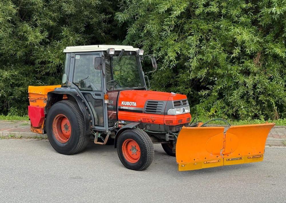 Kubota * Traktor KUBOTA L4200 * 4x4 * Pług Piaskarka * Wałek Przód Tył * Sprowadzony* Zimowe Utrzymanie - Traktor: obrázek 1 Kubota * Traktor KUBOTA L4200 * 4x4 * Pług Piaskarka * Wałek Przód Tył * Sprowadzony* Zimowe Utrzymanie - Traktor: obrázek 1