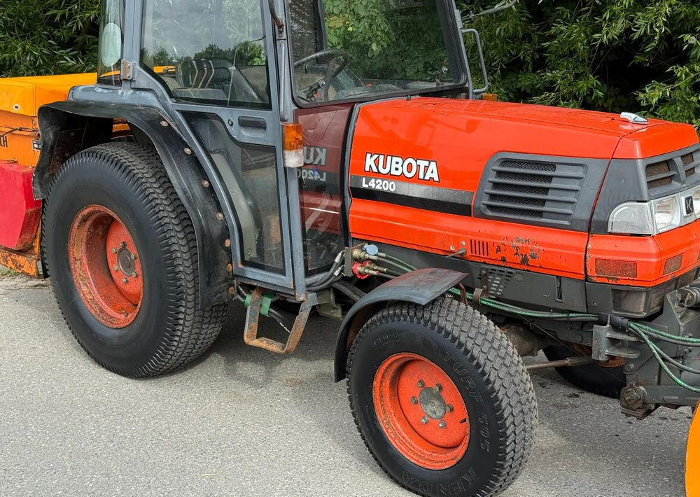 Kubota * Traktor KUBOTA L4200 * 4x4 * Pług Piaskarka * Wałek Przód Tył * Sprowadzony* Zimowe Utrzymanie - Traktor: obrázek 4 Kubota * Traktor KUBOTA L4200 * 4x4 * Pług Piaskarka * Wałek Przód Tył * Sprowadzony* Zimowe Utrzymanie - Traktor: obrázek 4