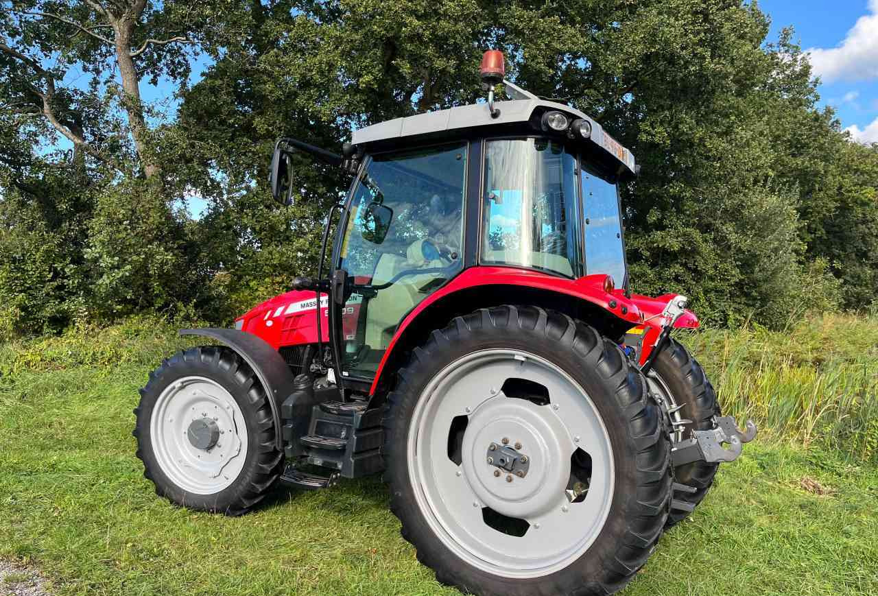Massey Ferguson 5609 Dyna-4 Essential - Traktor: obrázek 3 Massey Ferguson 5609 Dyna-4 Essential - Traktor: obrázek 3