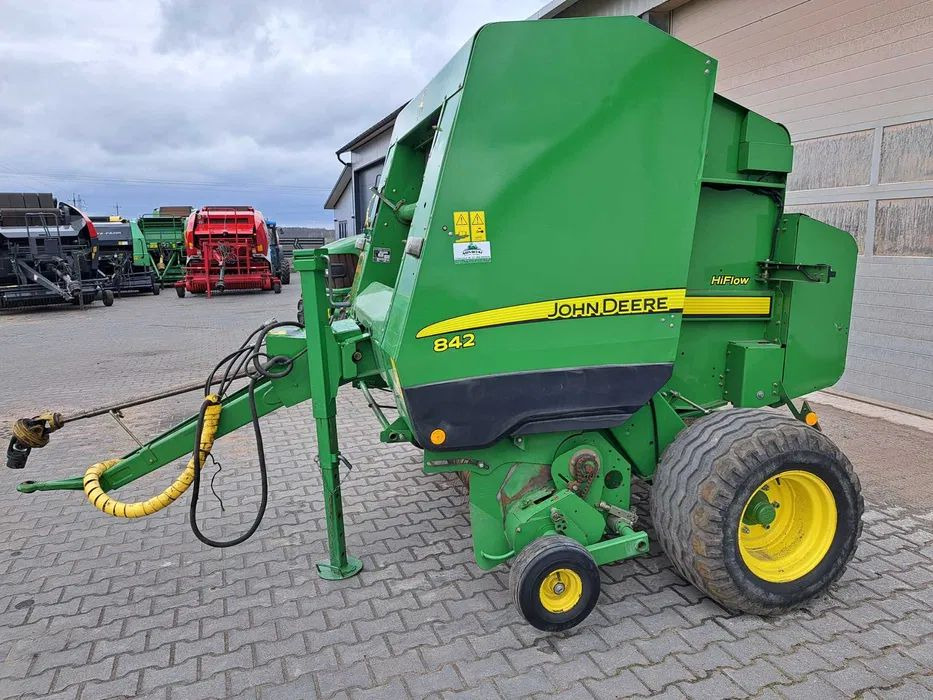 John Deere 842 - Lis na válcové balíky: obrázek 1 John Deere 842 - Lis na válcové balíky: obrázek 1