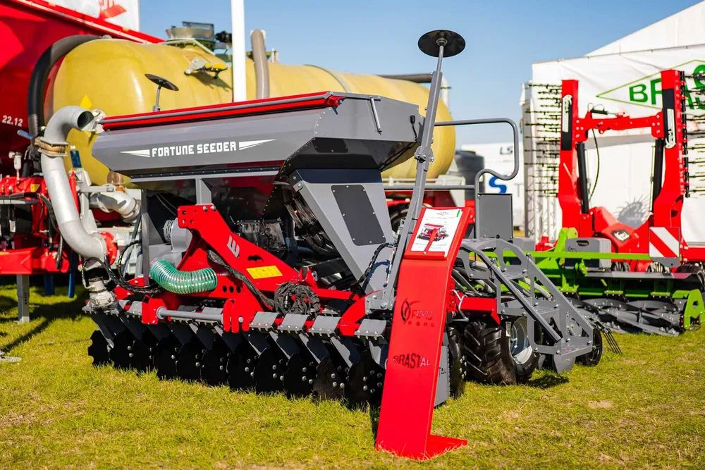 Siewnik pneumatyczny FORTUNE SEEDER 3m AMJ AGRO , BRASTAL - Secí stroj: obrázek 2 Siewnik pneumatyczny FORTUNE SEEDER 3m AMJ AGRO , BRASTAL - Secí stroj: obrázek 2