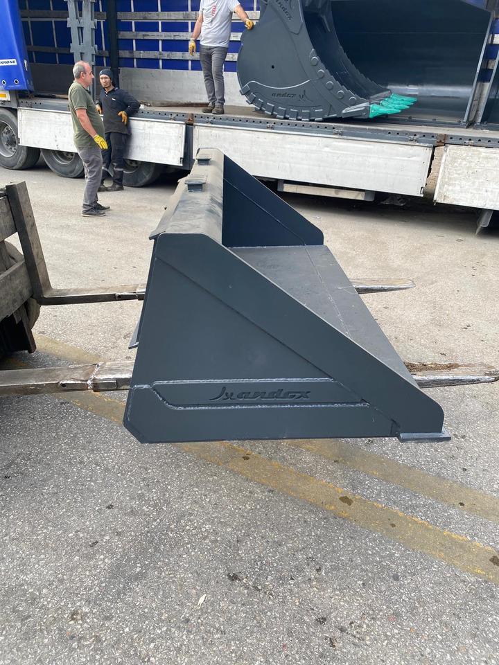 JCB 300 - Nakládací lžíce pro Stavební technika: obrázek 3 JCB 300 - Nakládací lžíce pro Stavební technika: obrázek 3