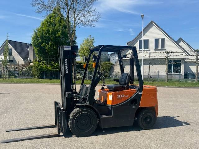 Doosan D30 Plus - Dieselový vysokozdvižný vozík: obrázek 1 Doosan D30 Plus - Dieselový vysokozdvižný vozík: obrázek 1