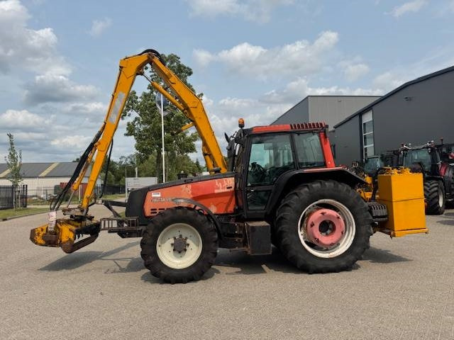 Valtra 8150 hitech met Bos maaiarm met klepelmaaier - Traktor: obrázek 1 Valtra 8150 hitech met Bos maaiarm met klepelmaaier - Traktor: obrázek 1