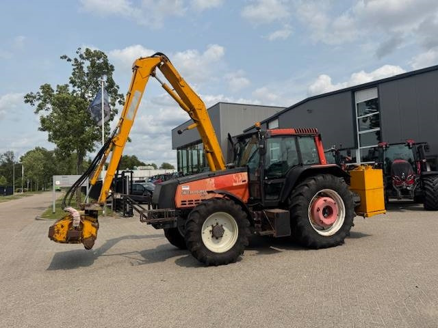 Valtra 8150 hitech met Bos maaiarm met klepelmaaier - Traktor: obrázek 2 Valtra 8150 hitech met Bos maaiarm met klepelmaaier - Traktor: obrázek 2