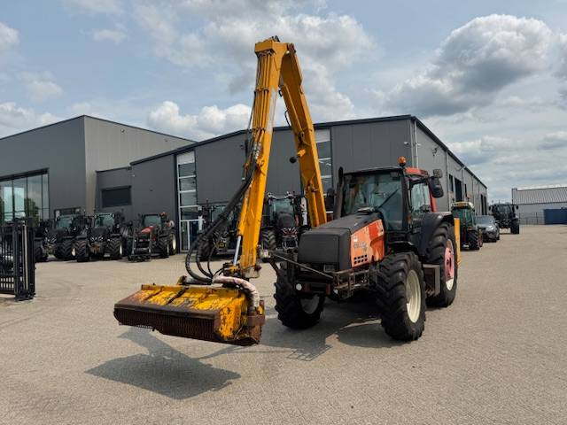 Valtra 8150 hitech met Bos maaiarm met klepelmaaier - Traktor: obrázek 4 Valtra 8150 hitech met Bos maaiarm met klepelmaaier - Traktor: obrázek 4