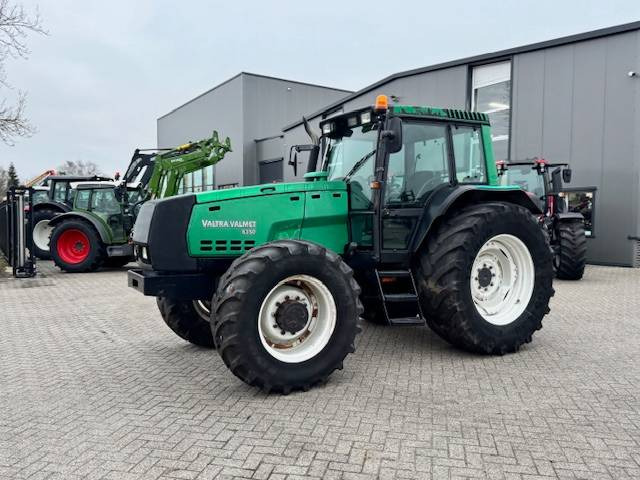 Valtra 8350 Hitech - Traktor: obrázek 2 Valtra 8350 Hitech - Traktor: obrázek 2