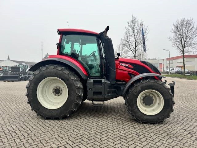 Valtra T144 Hitech - Traktor: obrázek 4 Valtra T144 Hitech - Traktor: obrázek 4