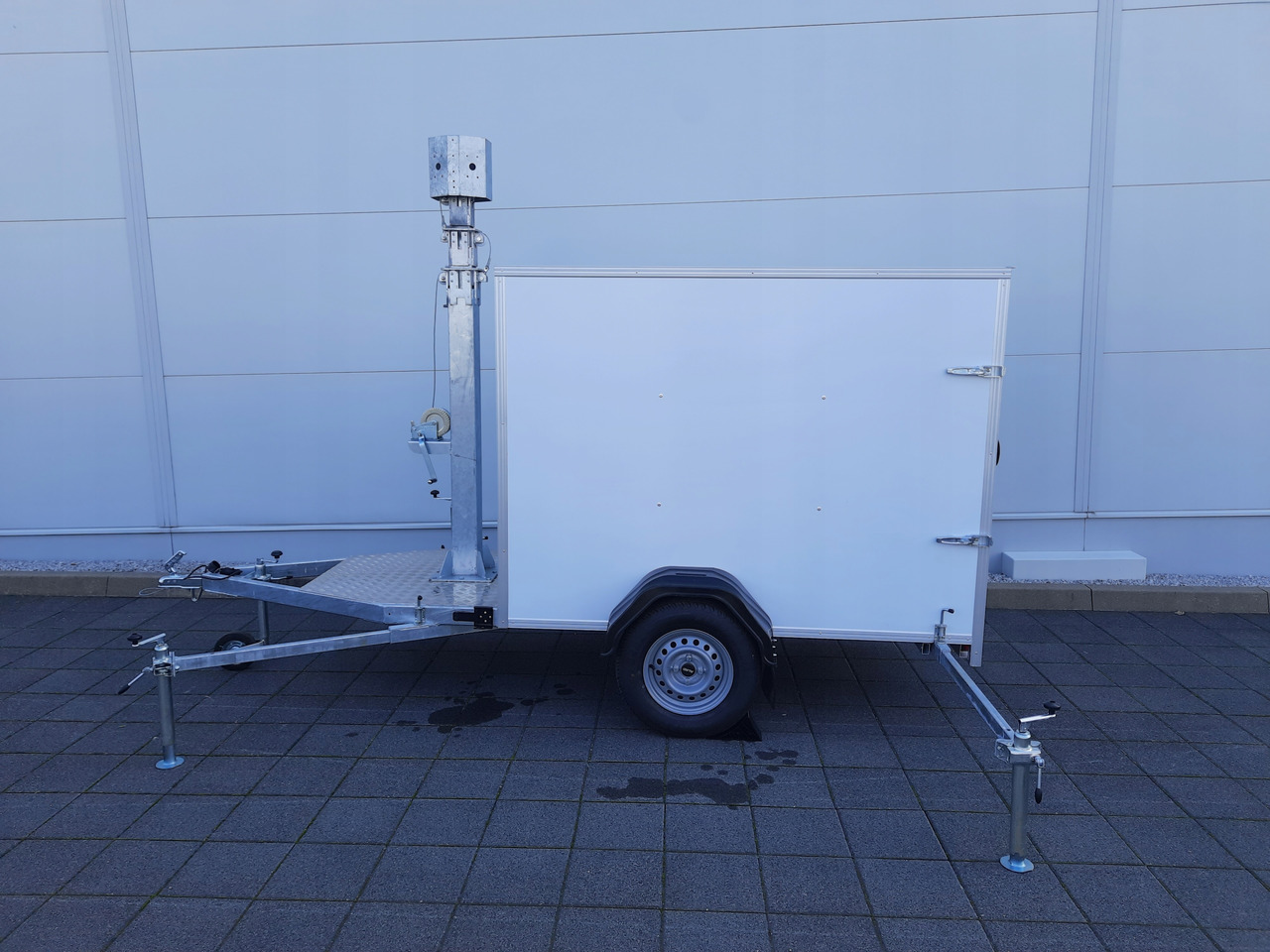 PRZYCZEPA Z MASZTEM TELESKOPOWYM DO MONITORINGU / TRAILER WITH TELESCOPIC MAST FOR MONITORING - Skříňový přívěs: obrázek 5 PRZYCZEPA Z MASZTEM TELESKOPOWYM DO MONITORINGU / TRAILER WITH TELESCOPIC MAST FOR MONITORING - Skříňový přívěs: obrázek 5