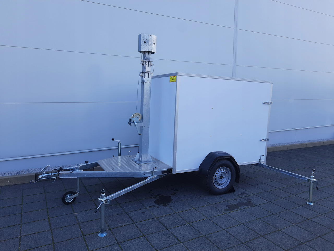 PRZYCZEPA Z MASZTEM TELESKOPOWYM DO MONITORINGU / TRAILER WITH TELESCOPIC MAST FOR MONITORING - Skříňový přívěs: obrázek 4 PRZYCZEPA Z MASZTEM TELESKOPOWYM DO MONITORINGU / TRAILER WITH TELESCOPIC MAST FOR MONITORING - Skříňový přívěs: obrázek 4