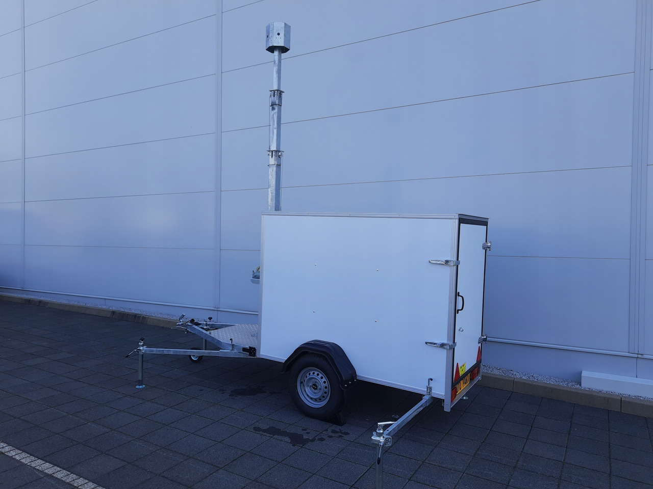PRZYCZEPA Z MASZTEM TELESKOPOWYM DO MONITORINGU / TRAILER WITH TELESCOPIC MAST FOR MONITORING - Skříňový přívěs: obrázek 3 PRZYCZEPA Z MASZTEM TELESKOPOWYM DO MONITORINGU / TRAILER WITH TELESCOPIC MAST FOR MONITORING - Skříňový přívěs: obrázek 3