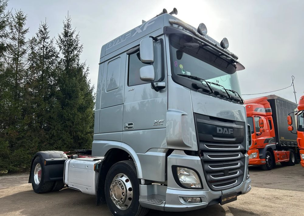 DAF XF 106 440 KM / AUTOMAT / RETARDER / HYDRAULIKA HYVA / ALUFELGI ALCOA / 2017 ROK !! - Tahač: obrázek 1 DAF XF 106 440 KM / AUTOMAT / RETARDER / HYDRAULIKA HYVA / ALUFELGI ALCOA / 2017 ROK !! - Tahač: obrázek 1