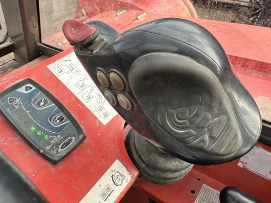 Teleskopický manipulátor Manitou BT420 Evo - 4x4: obrázek 8 Teleskopický manipulátor Manitou BT420 Evo - 4x4: obrázek 8