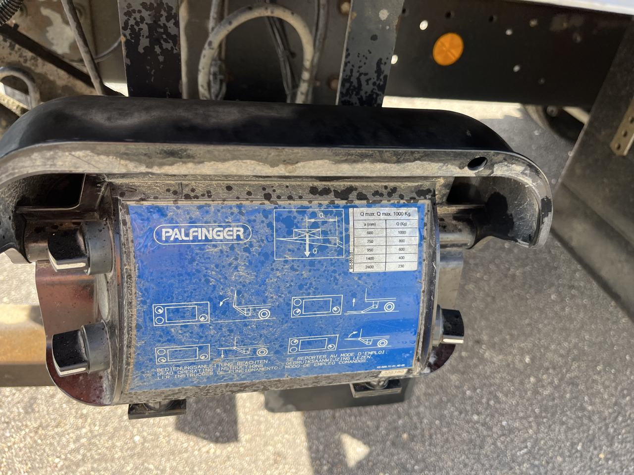 Skříňový nákladní auto Iveco Eurocargo 100E22 caisse double cabine 7 places: obrázek 11