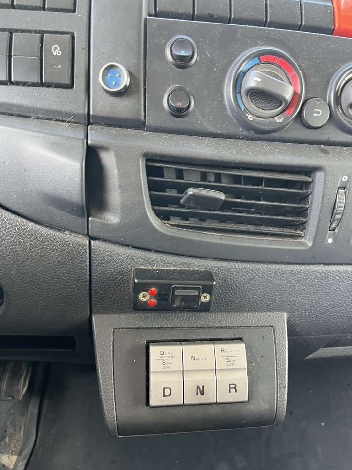 Skříňový nákladní auto Iveco Eurocargo 100E22 caisse double cabine 7 places: obrázek 23