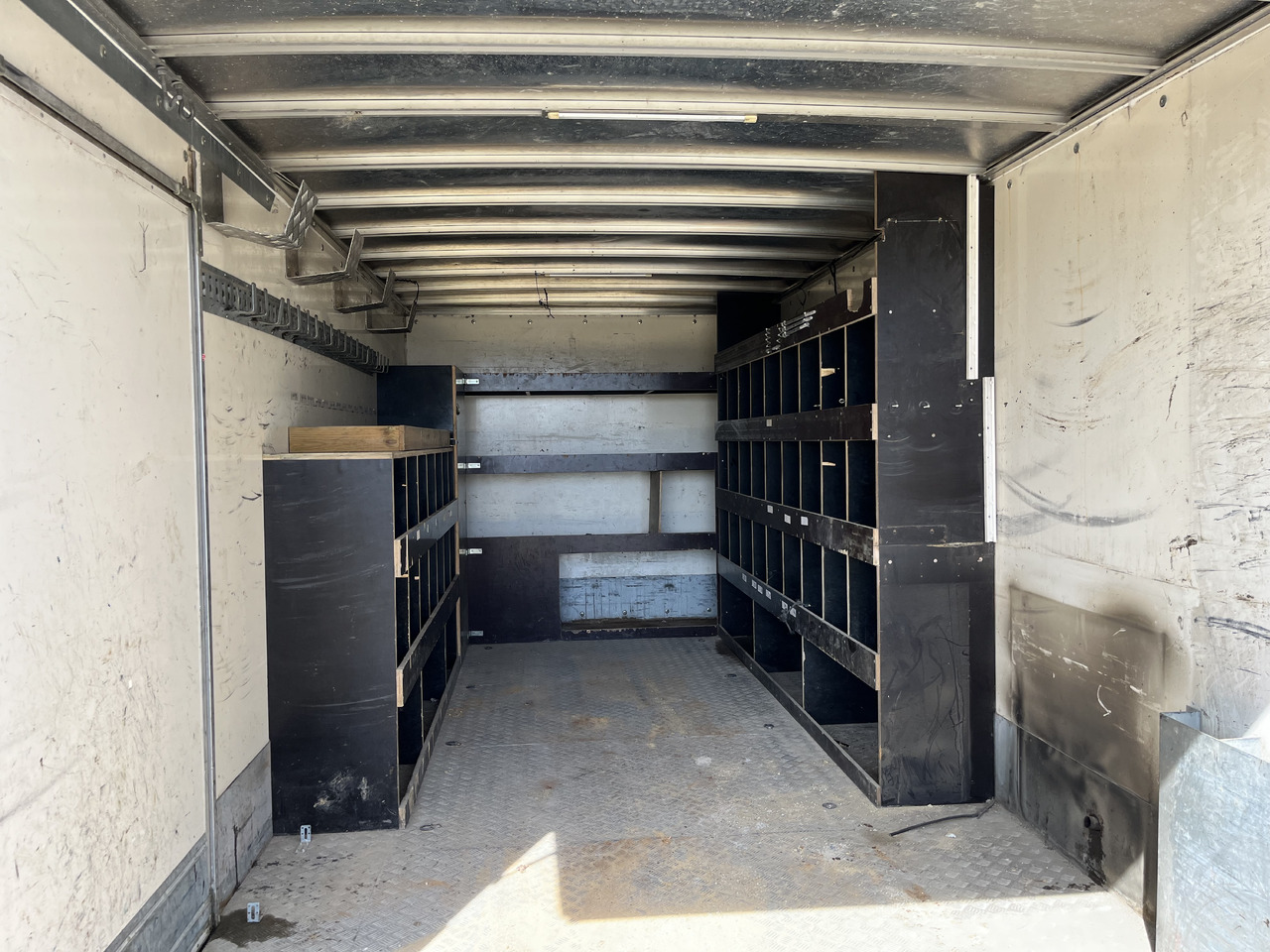 Skříňový nákladní auto Iveco Eurocargo 100E22 caisse double cabine 7 places: obrázek 18