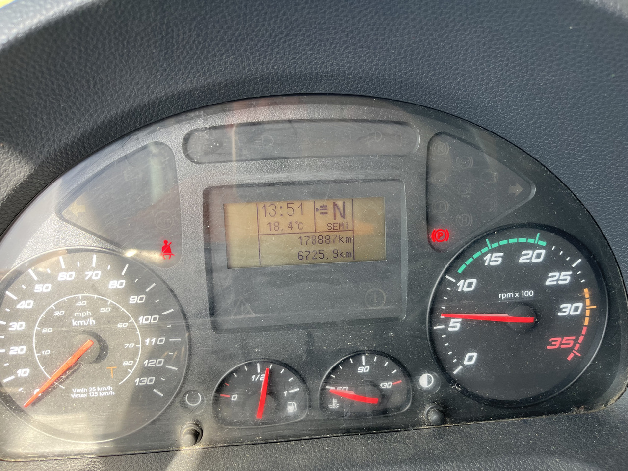 Skříňový nákladní auto Iveco Eurocargo 100E22 caisse double cabine 7 places: obrázek 24