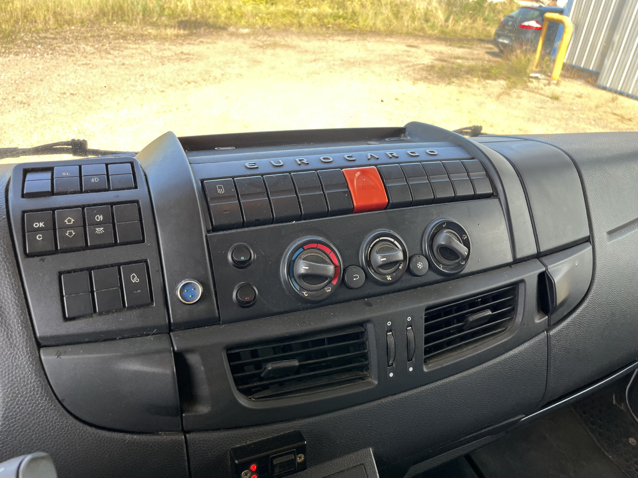 Skříňový nákladní auto Iveco Eurocargo 100E22 caisse double cabine 7 places: obrázek 20