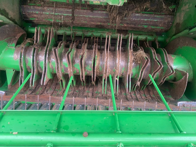 Lis na válcové balíky, Ovíječka JOHN DEERE C441R: obrázek 8