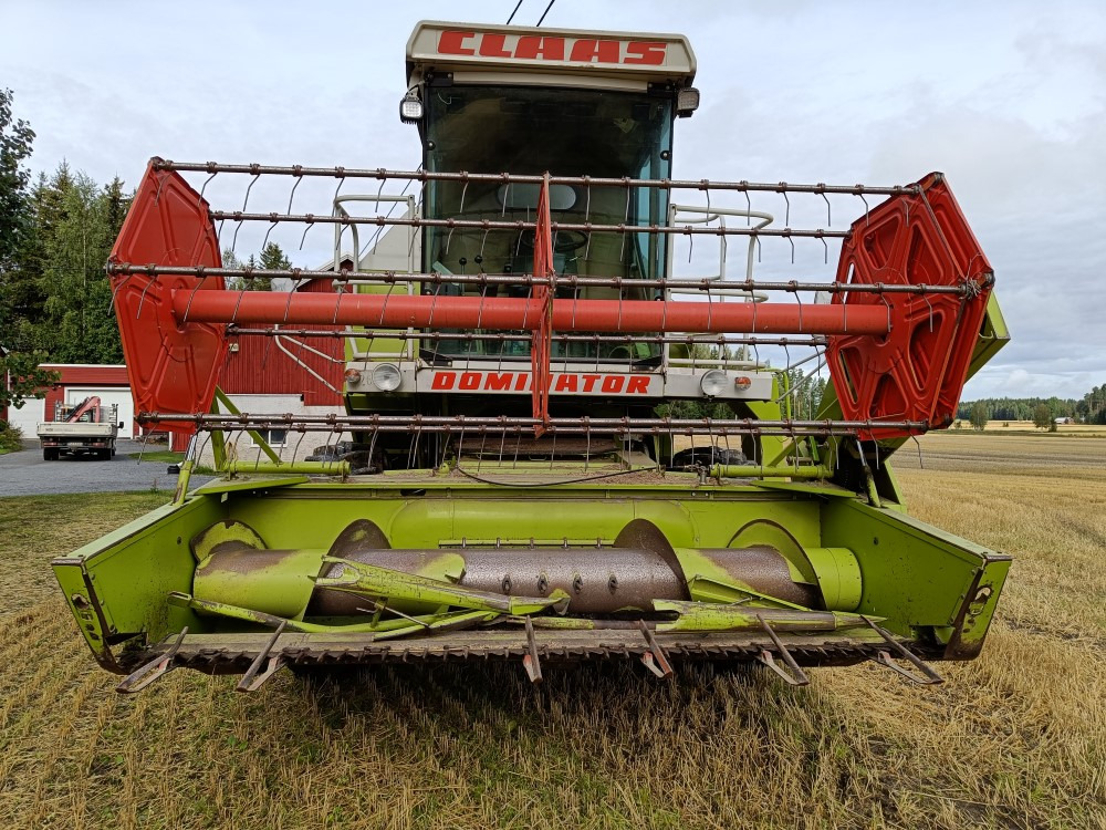 CLAAS Dominator 48S leikkuupuimuri, hydraulisella torvella - Sklízecí mlátička: obrázek 3 CLAAS Dominator 48S leikkuupuimuri, hydraulisella torvella - Sklízecí mlátička: obrázek 3