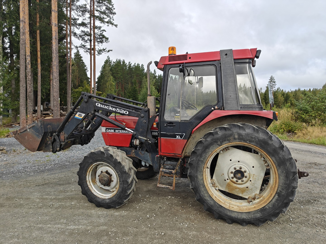 Case 895XL etukuormaajalla suunnanvaihtajalla, paljon varusteita mukaan etukuormaajaan, katso video! - Traktor: obrázek 2 Case 895XL etukuormaajalla suunnanvaihtajalla, paljon varusteita mukaan etukuormaajaan, katso video! - Traktor: obrázek 2