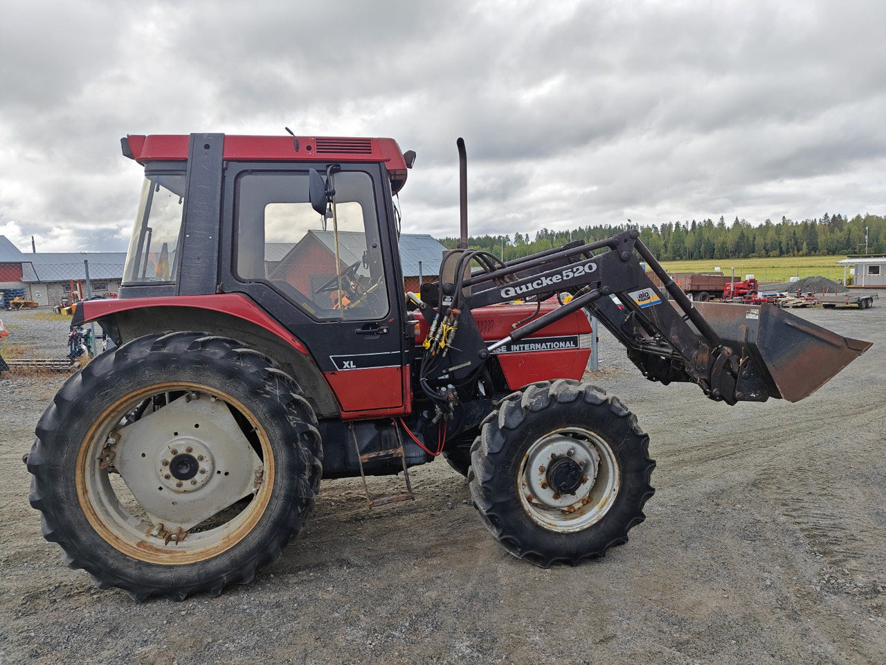 Case 895XL etukuormaajalla suunnanvaihtajalla, paljon varusteita mukaan etukuormaajaan, katso video! - Traktor: obrázek 4 Case 895XL etukuormaajalla suunnanvaihtajalla, paljon varusteita mukaan etukuormaajaan, katso video! - Traktor: obrázek 4