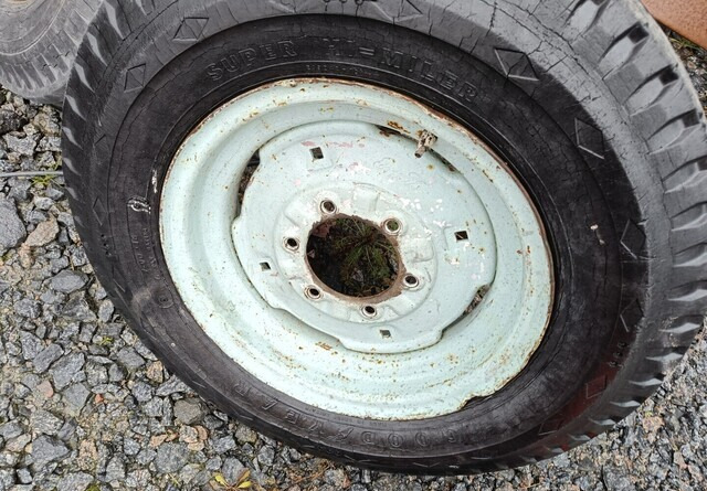 Fordson Diesel Major eturenkaat - Pneumatiky pro Traktor: obrázek 4 Fordson Diesel Major eturenkaat - Pneumatiky pro Traktor: obrázek 4