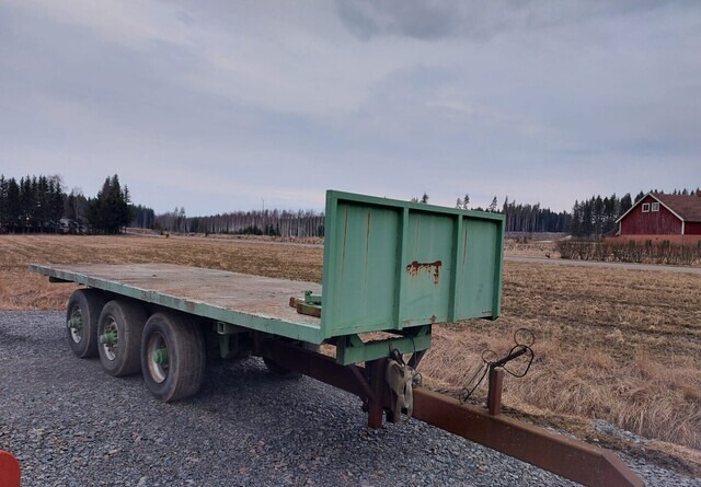 JALKALAVAKÄRRY - 3-akselinen ILMA-ALUSTAINEN KÄRRY MONEEN KÄYTTÖÖN - Zemědělský přívěsy valníky: obrázek 1 JALKALAVAKÄRRY - 3-akselinen ILMA-ALUSTAINEN KÄRRY MONEEN KÄYTTÖÖN - Zemědělský přívěsy valníky: obrázek 1