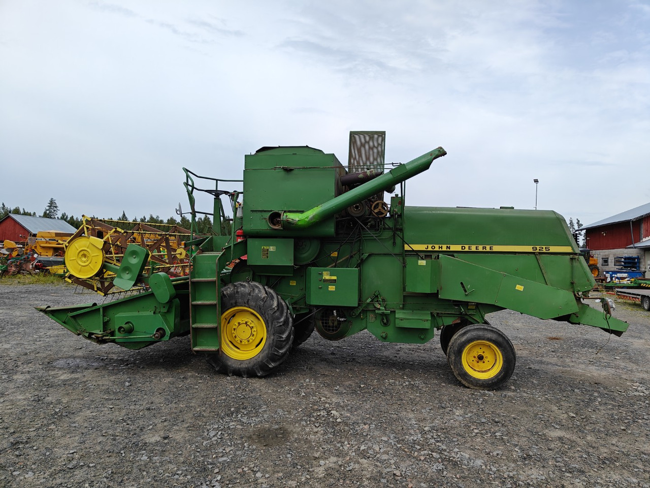 JOHN DEERE 925 leikkuupuimuri - Sklízecí mlátička: obrázek 2 JOHN DEERE 925 leikkuupuimuri - Sklízecí mlátička: obrázek 2