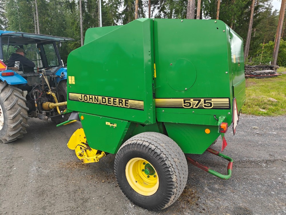 JOHN DEERE Pyöröpaalain 575 - Lis na válcové balíky: obrázek 2 JOHN DEERE Pyöröpaalain 575 - Lis na válcové balíky: obrázek 2