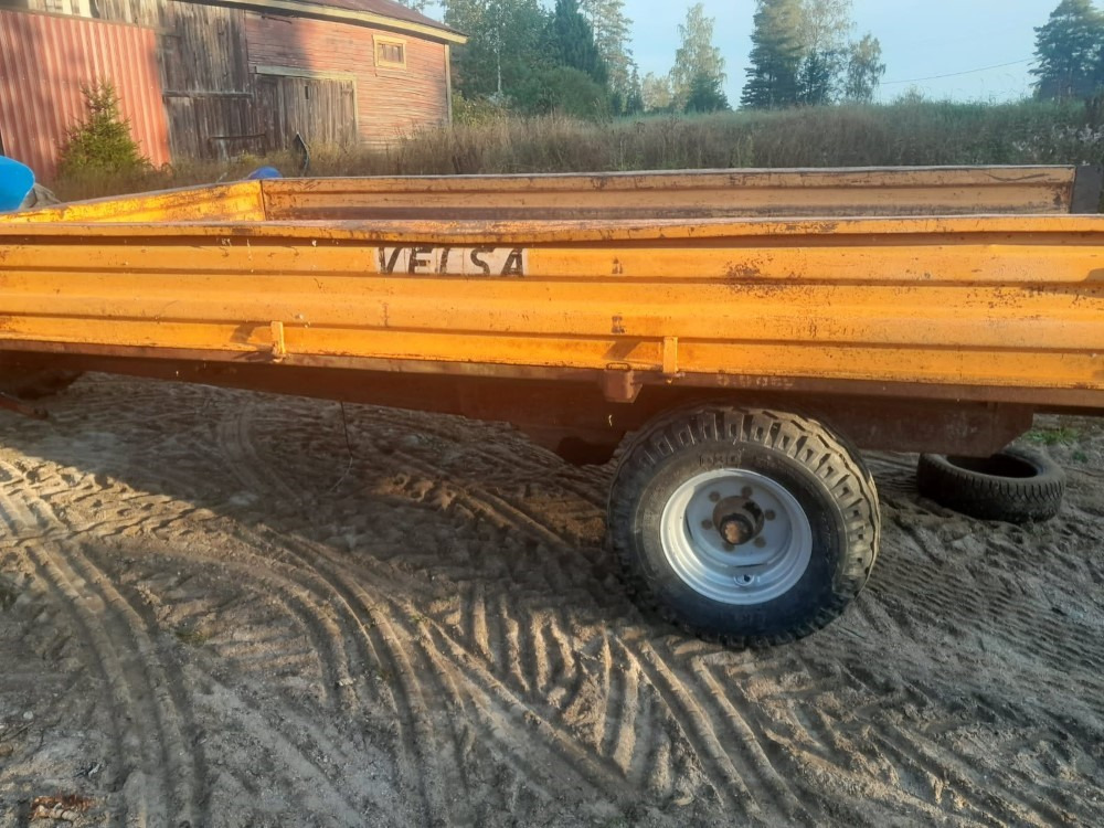 Kippikärry Velsa 1-akselinen peltilaidoilla - Zemědělský sklápěcí přívěs: obrázek 1 Kippikärry Velsa 1-akselinen peltilaidoilla - Zemědělský sklápěcí přívěs: obrázek 1