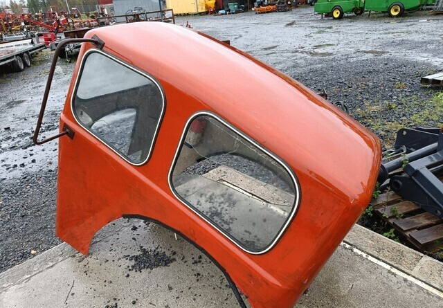 Traktorin hytti - lasikuituinen - Kabina pro Traktor: obrázek 1 Traktorin hytti - lasikuituinen - Kabina pro Traktor: obrázek 1