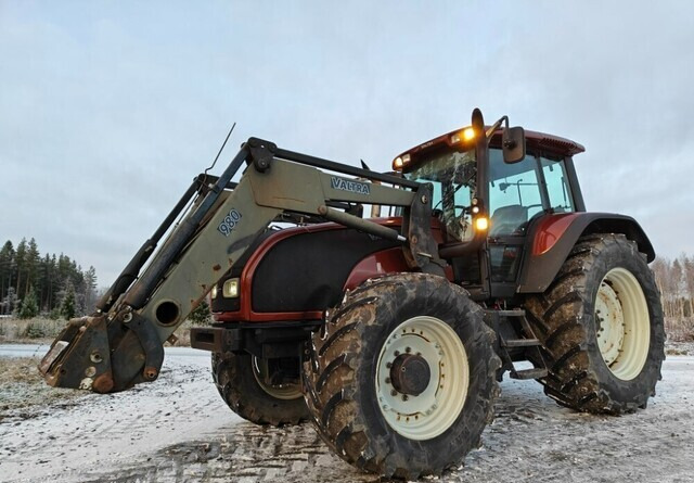 Valtra T190 HiTech etukuormaajalla - Traktor: obrázek 2 Valtra T190 HiTech etukuormaajalla - Traktor: obrázek 2