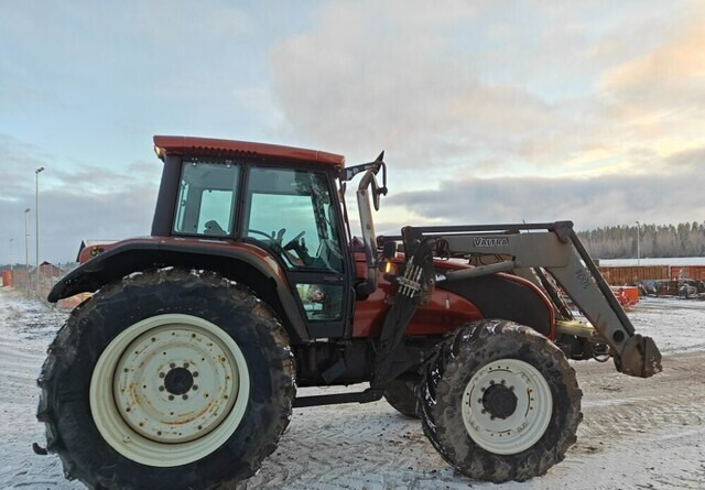 Valtra T190 HiTech etukuormaajalla - Traktor: obrázek 4 Valtra T190 HiTech etukuormaajalla - Traktor: obrázek 4