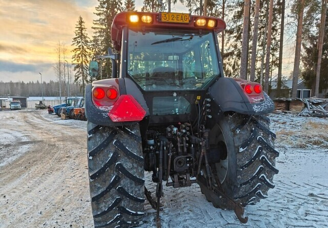 Valtra T190 HiTech etukuormaajalla - Traktor: obrázek 3 Valtra T190 HiTech etukuormaajalla - Traktor: obrázek 3