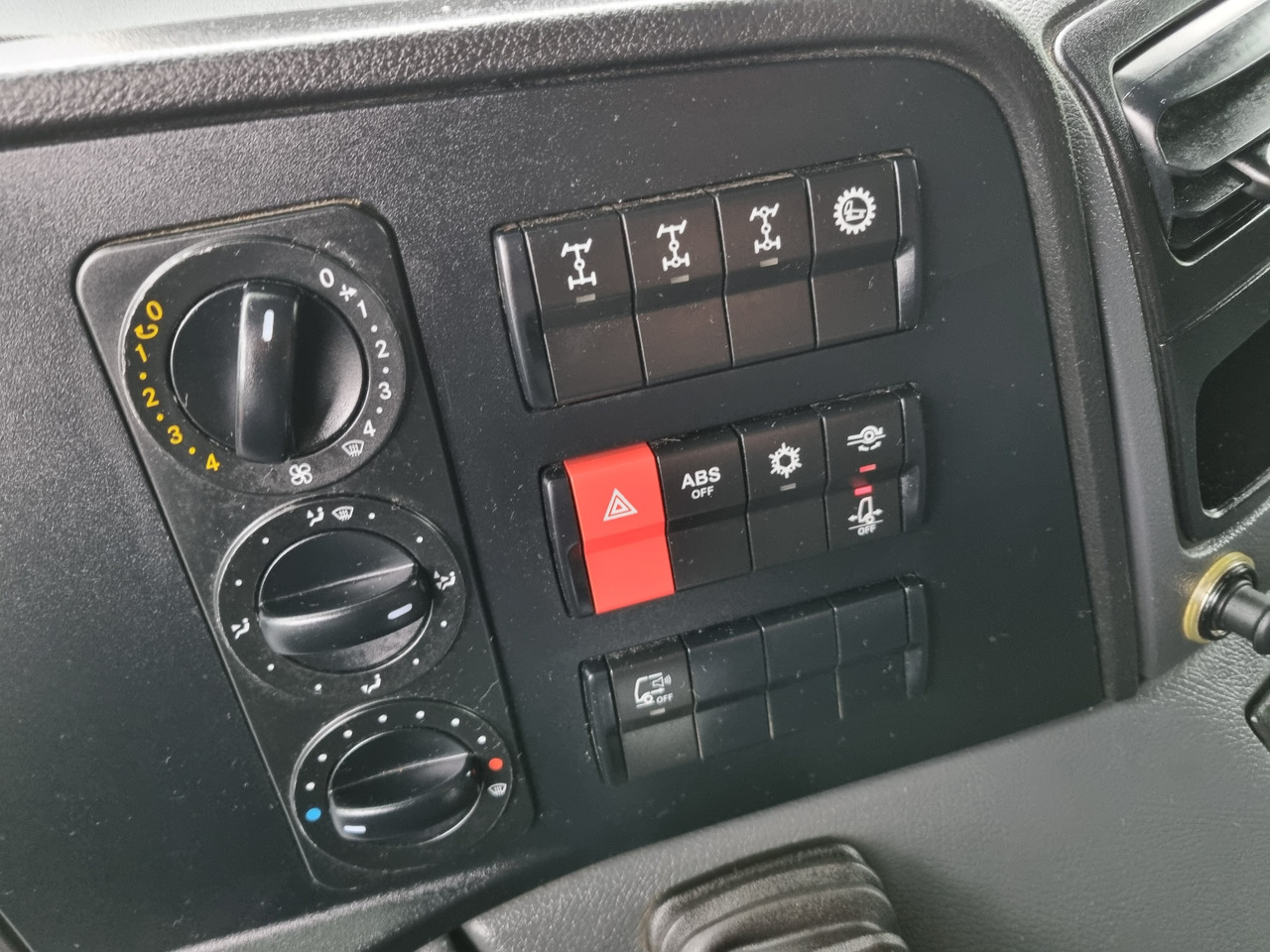 MERCEDES-BENZ ATEGO 1323 4x4 ABROLKIPPER - Hákový nosič kontejnerů: obrázek 3 MERCEDES-BENZ ATEGO 1323 4x4 ABROLKIPPER - Hákový nosič kontejnerů: obrázek 3