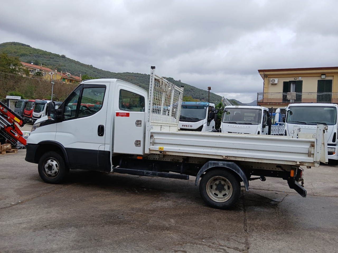 IVECO DAILY 35-120 - Auto s hydraulickou rukou: obrázek 4 IVECO DAILY 35-120 - Auto s hydraulickou rukou: obrázek 4