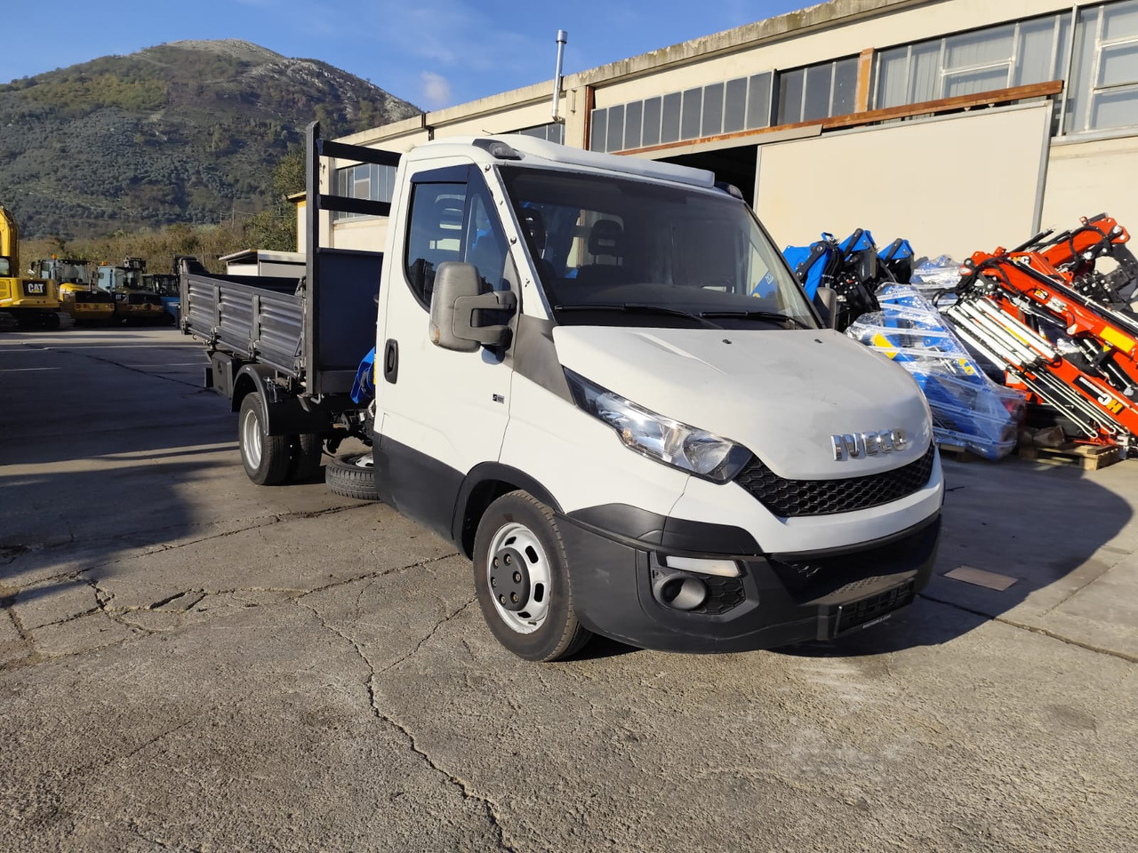 IVECO DAILY 35C15 - Auto s hydraulickou rukou, Dodávka sklápěč: obrázek 1 IVECO DAILY 35C15 - Auto s hydraulickou rukou, Dodávka sklápěč: obrázek 1