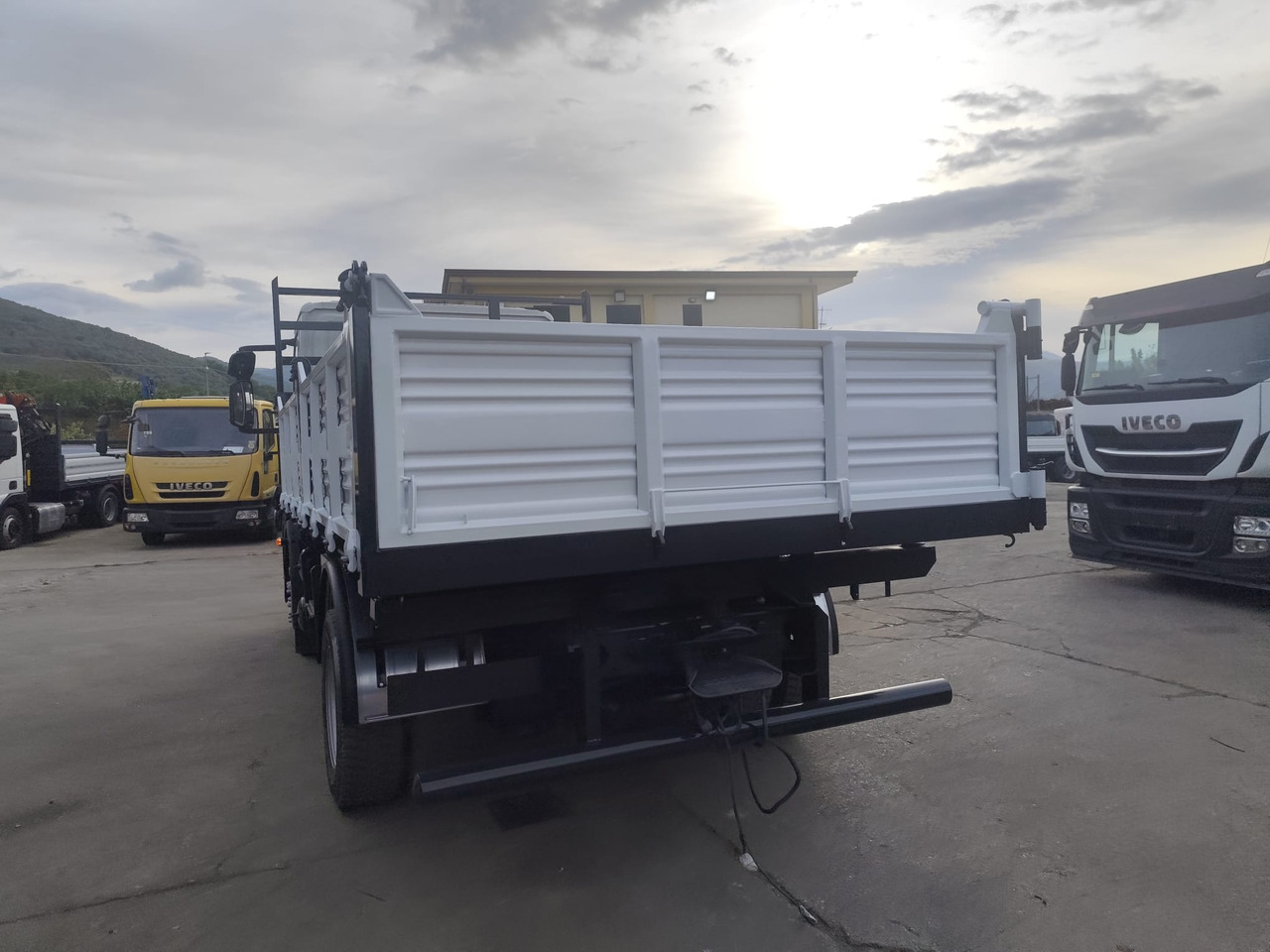 IVECO EUROCARGO 120E25 - Sklápěč: obrázek 4 IVECO EUROCARGO 120E25 - Sklápěč: obrázek 4